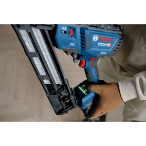 Blauer Bosch Akku-Holznagler GNH 18V-64 MD in Gebrauch. Hand hält kabellosen Tacker mit Nägeln im Magazin für Holz.