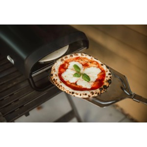 Enders Pizzaofen Paco Rotate mit Pizza auf Pizzaschaufel. Gasgrill mit rotierendem Pizzastein.