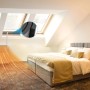 Midea Fensterabdichtung für PortaSplit Klimaanlage in Weiß im Schlafzimmer mit Dachfenster.