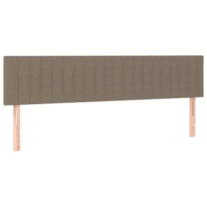 Taupefarbenes Stoff-Kopfteil mit vertikalen Steppnähten und hellen Holzbeinen. Modernes Design.