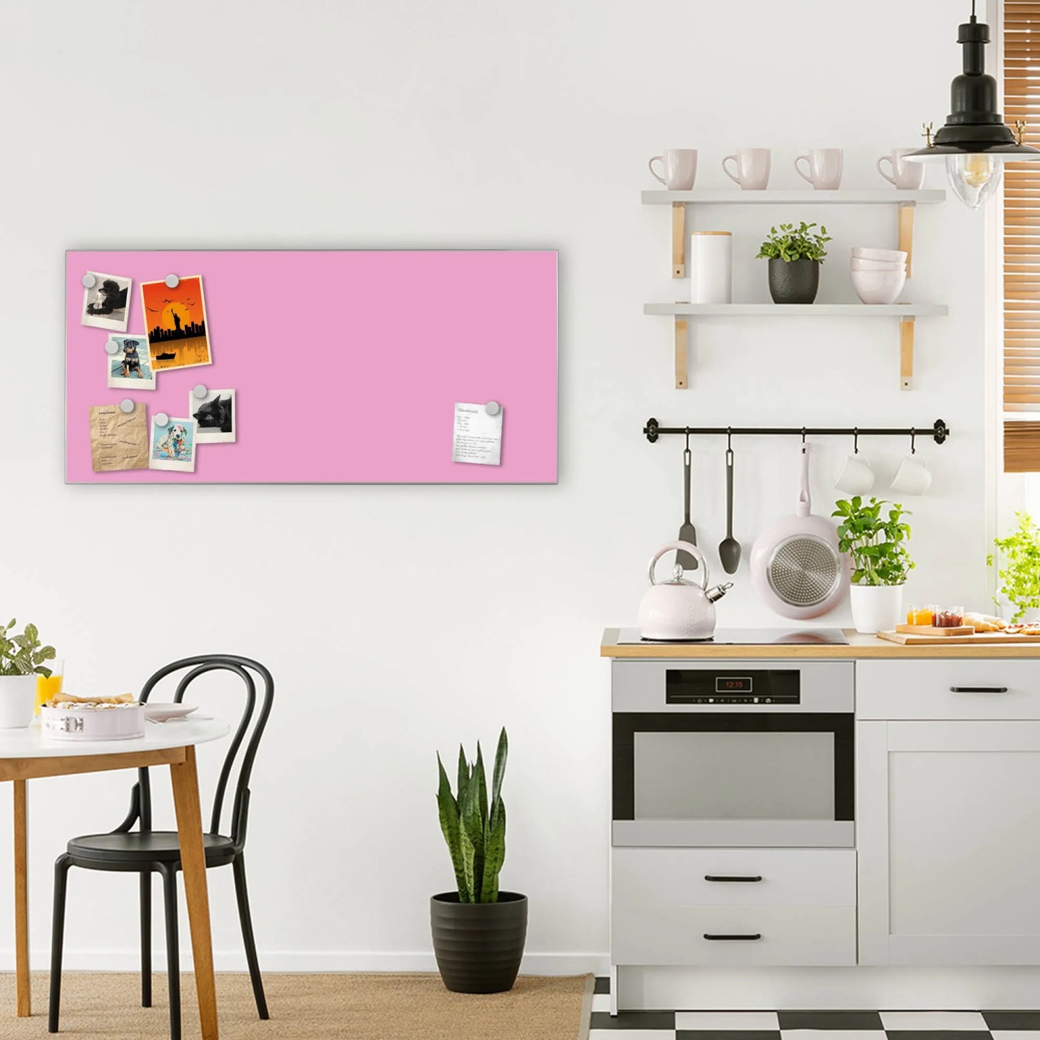 Silberne Magnettafel 78x37cm mit Rosenmotiv als Wanddekoration in Küche.