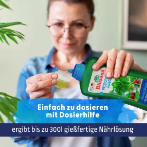 Frau dosiert Blusana Hydroponik Dünger in Messbecher. Flüssigdünger für Hydrokultur und Garten.