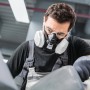Handwerker mit Dräger Halbmaske X-plore 3300 (Gr. S) mit P3-R-Filter im Einsatz.