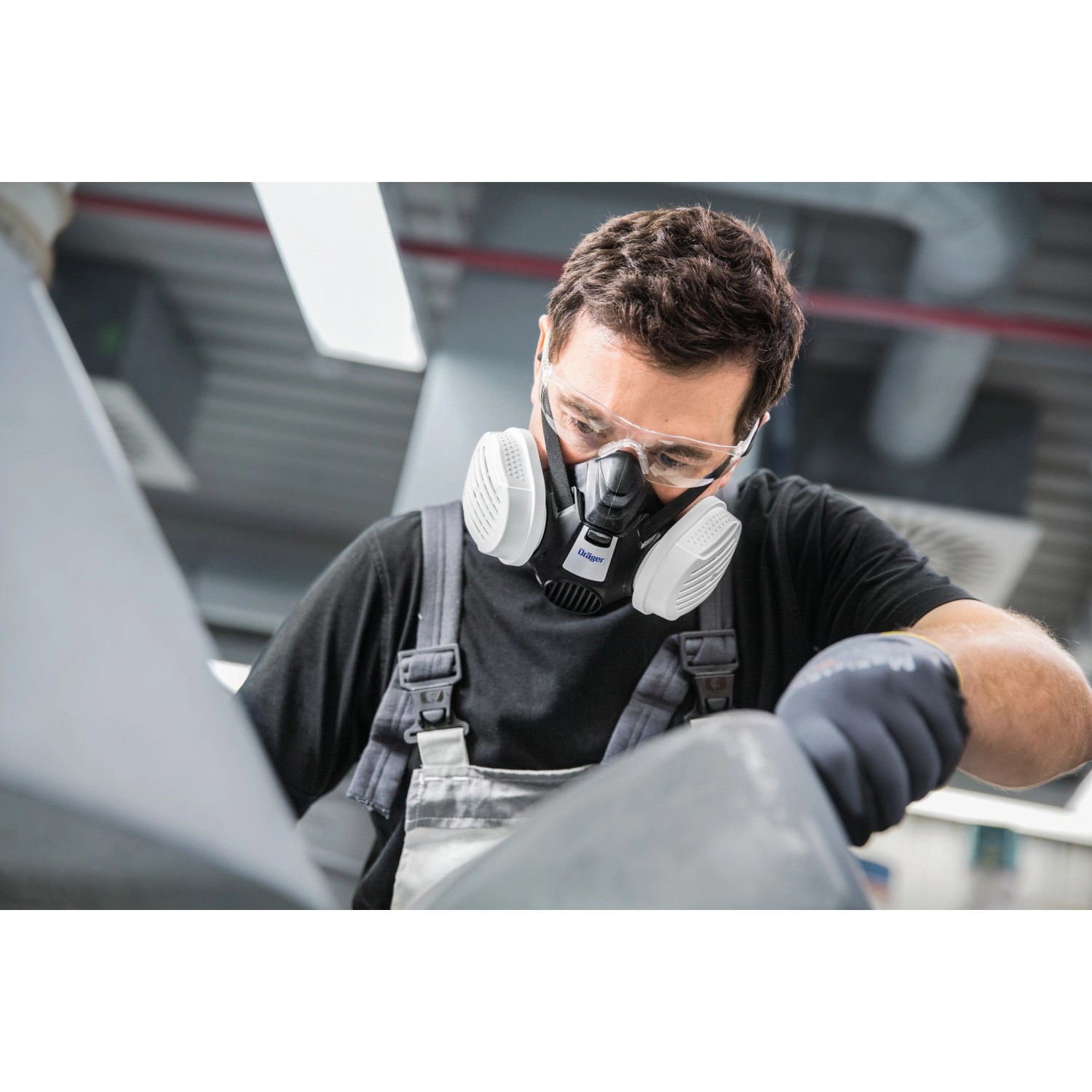 Handwerker mit Dräger Halbmaske X-plore 3300 (Gr. S) mit P3-R-Filter im Einsatz.