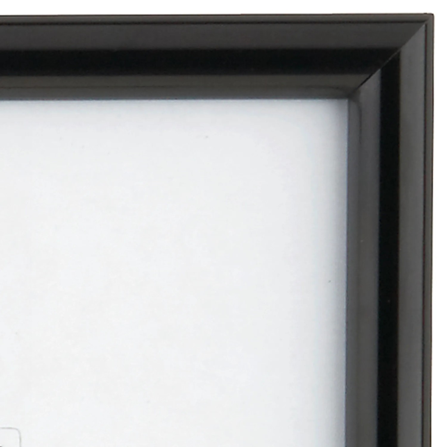 Schwarzer Kunststoff Bilderrahmen (10x15 cm) mit Passepartout für Fotos.