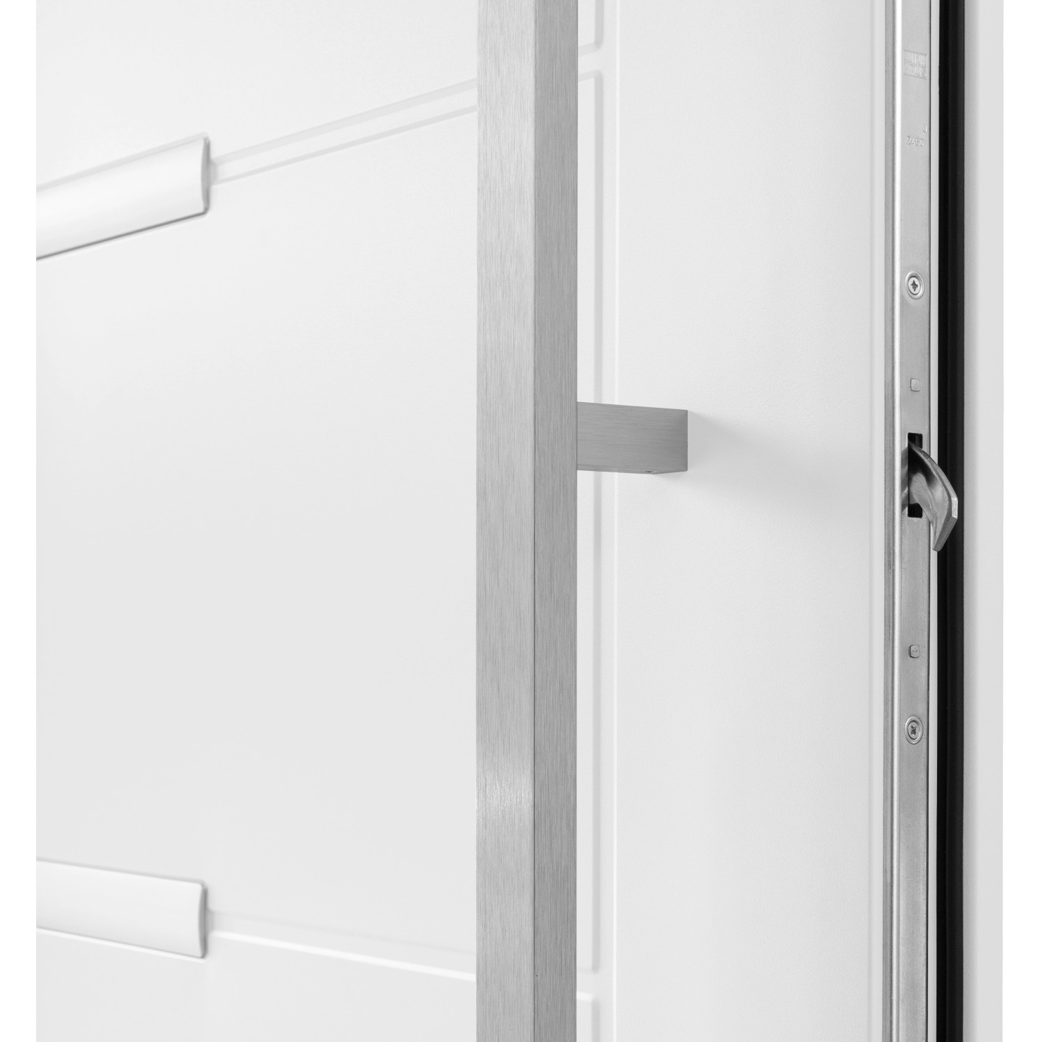 Detailansicht: Weiße Sicherheits-Haustür ThermoSpace Oslo Prime RC2 mit Edelstahl-Griff.