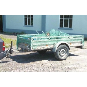 Grünes Ladenetz auf Anhänger mit Ladung, gesichert durch Westfalia Gummispanner. Perfekt für Ladungssicherung.