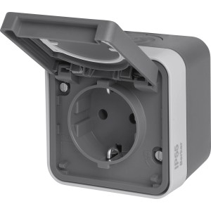 Berker w.1 Aufputzsteckdose IP55 grau mit geöffnetem Klappdeckel für den Außenbereich.