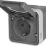 Berker w.1 Aufputzsteckdose IP55 grau mit geöffnetem Klappdeckel für den Außenbereich.