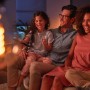 Philips Hue Filament Leuchtmittel ST72: Familie entspannt im warmen Licht der Vintage Lampe.