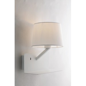 Weiße LUCE Design Wandleuchte Ciak mit Lampenschirm, USB-Ladebuchse und Ablage.