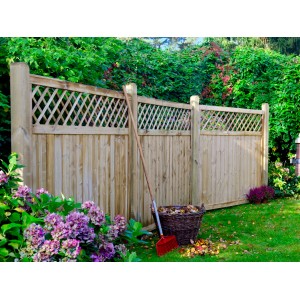 Kesseldruckimprägnierter Sichtschutzzaun Classic mit Rankgitter, 180x180 cm, im Garten.