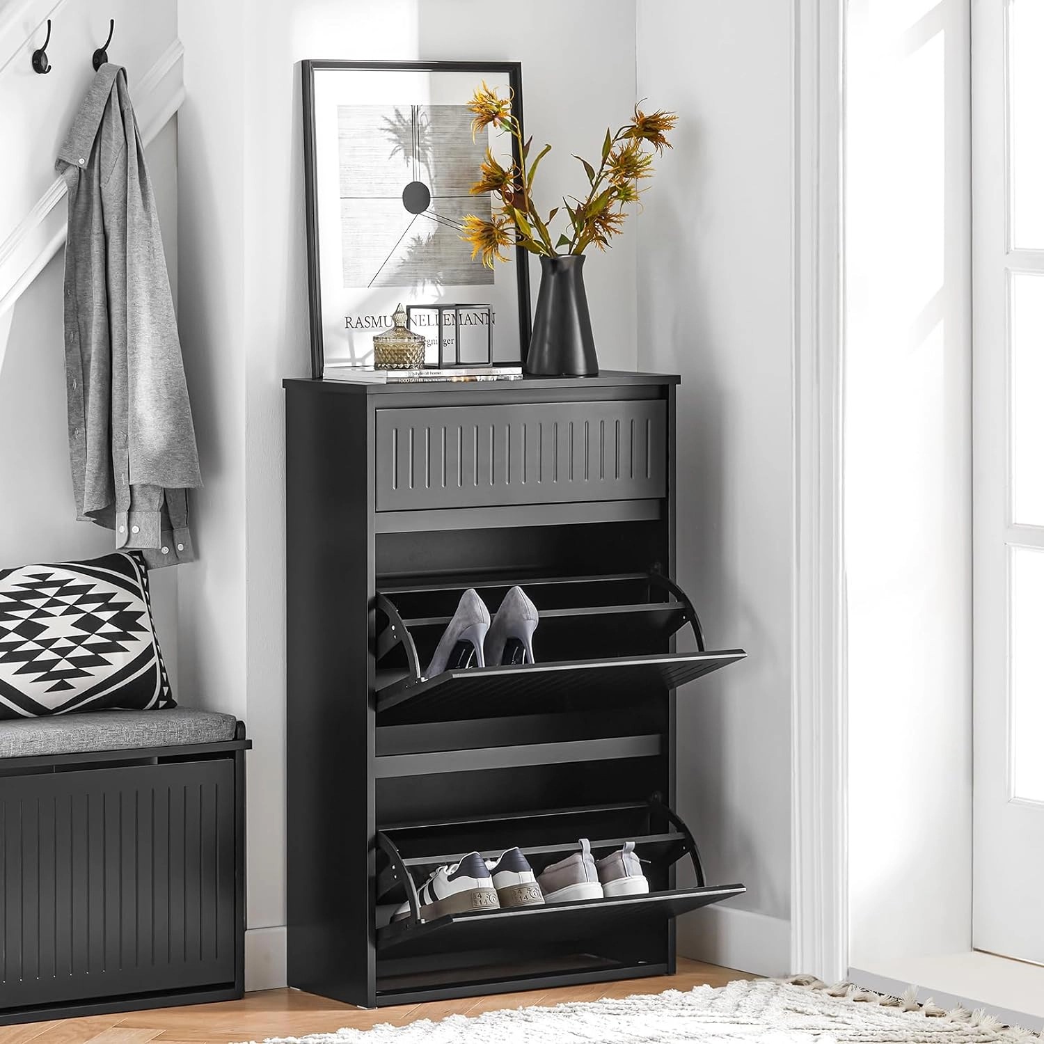 Schwarzer SoBuy Schuhkipper FSR165-SCH mit 2 Klappen und Schublade. Schuhkommode für den Flur.