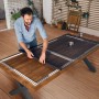 Mann montiert weiße Tesa Fliegengitter-Tür mit Alu-Rahmen auf einem Tisch.