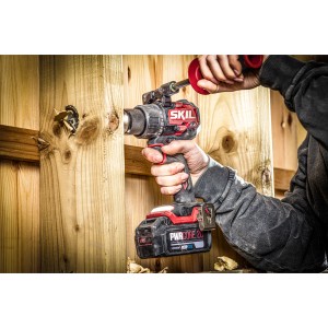 Skil Akku-Bohrschrauber beim Bohren in Holz. Der Akkuschrauber ist rot/schwarz und mit Akku.