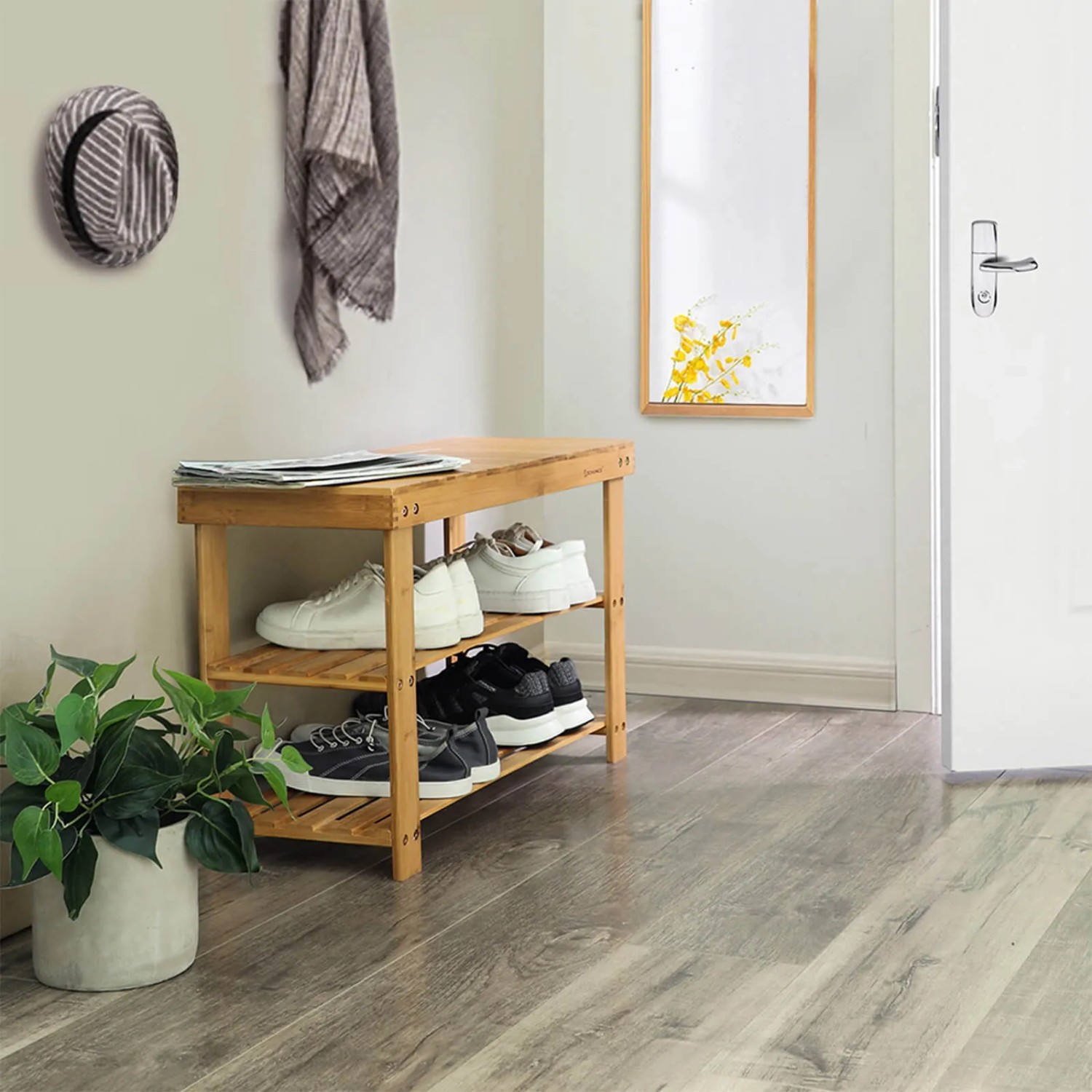 Songmics Schuhregal mit Sitzbank aus Bambus, Naturfarben, mit drei Ablagen für Schuhe im Flur.