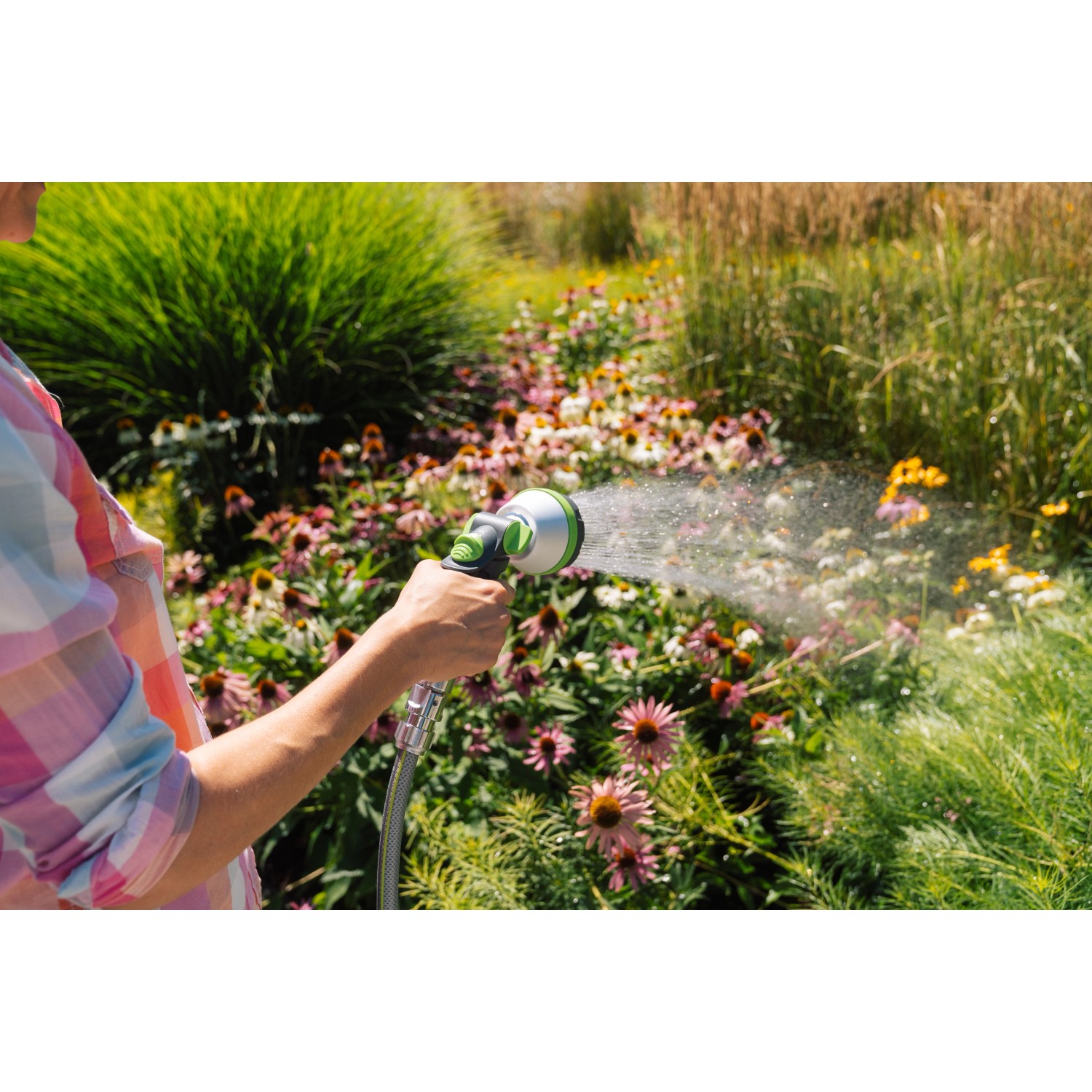 Geka Multibrause Plus 5S Grau in Nutzung: Bewässerung von Blumen im Garten.