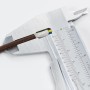 Nahaufnahme: Braunes Orion Lightstyle Textilkabel (4,7mm) wird mit Messschieber gemessen. Kabel & Leitungen.