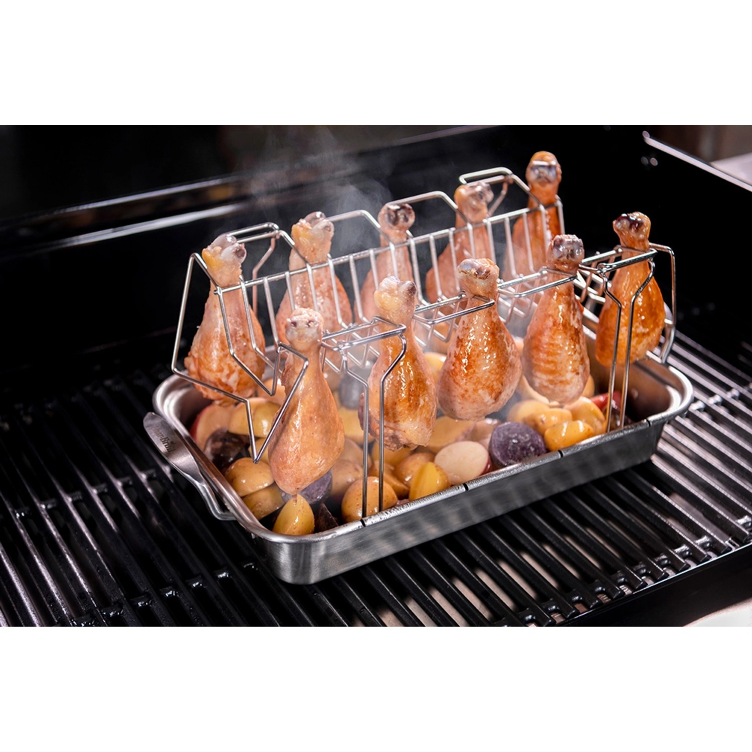 Char-Broil GRILL+ Multifunktionsaufsatz mit Hähnchenschenkel und Gemüse auf dem Grill.