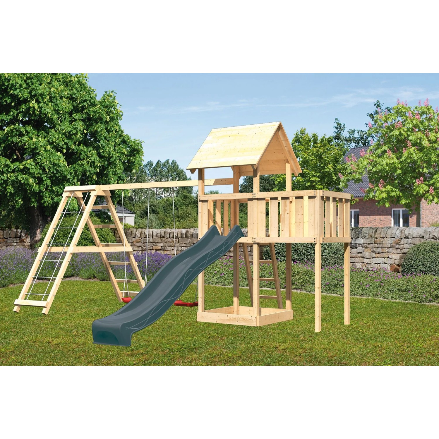 Karibu Spielturm Lotti mit Rutsche, Schaukel und Leiter aus Holz im Garten.