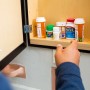 Offener weißer Arzneischrank mit Yale Möbelschloss Smart Cabinet Lock zur sicheren Aufbewahrung.