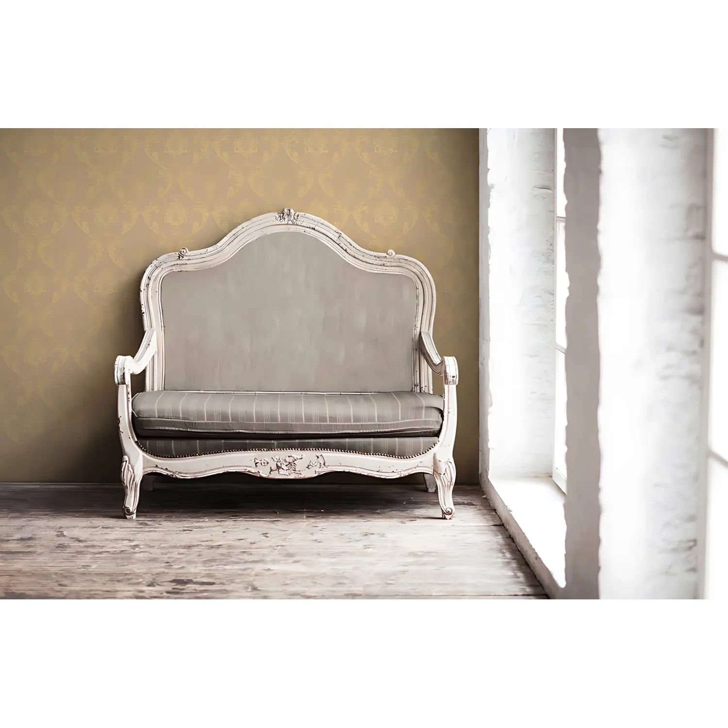 Barock Tapete in Gold-Beige mit Ornament-Muster hinter antikem Sofa. Dekorative Wandgestaltung.