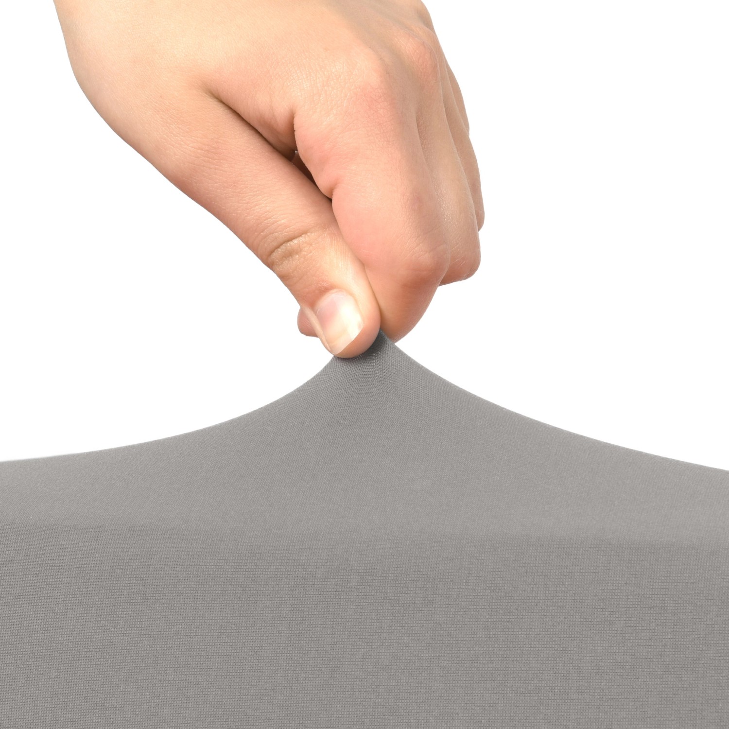 Detailaufnahme: Hand dehnt graue Beautissu Stehtischhusse Stella, elastisch und formgenäht.