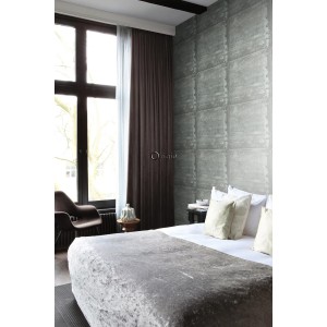 Dekorative Vliestapete mit großen, verwitterten Metallplatten in Lagunengrün. Industrieller Look mit Glanz-Effekten für Schlafzimmerwände.