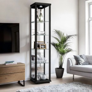 Schwarze Glasvitrine mit LED-Beleuchtung und 4 Glasböden, stehend im Wohnzimmer.