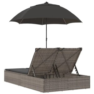 Graue Doppel-Sonnenliege aus Rattan mit Sonnenschirm und Kissen. Verstellbare Rückenlehne.