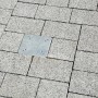 Schneider Universal-Bodenanker, verzinkter Stahl, eingelassen in Pflastersteine. Für sichere Schirmbefestigung.