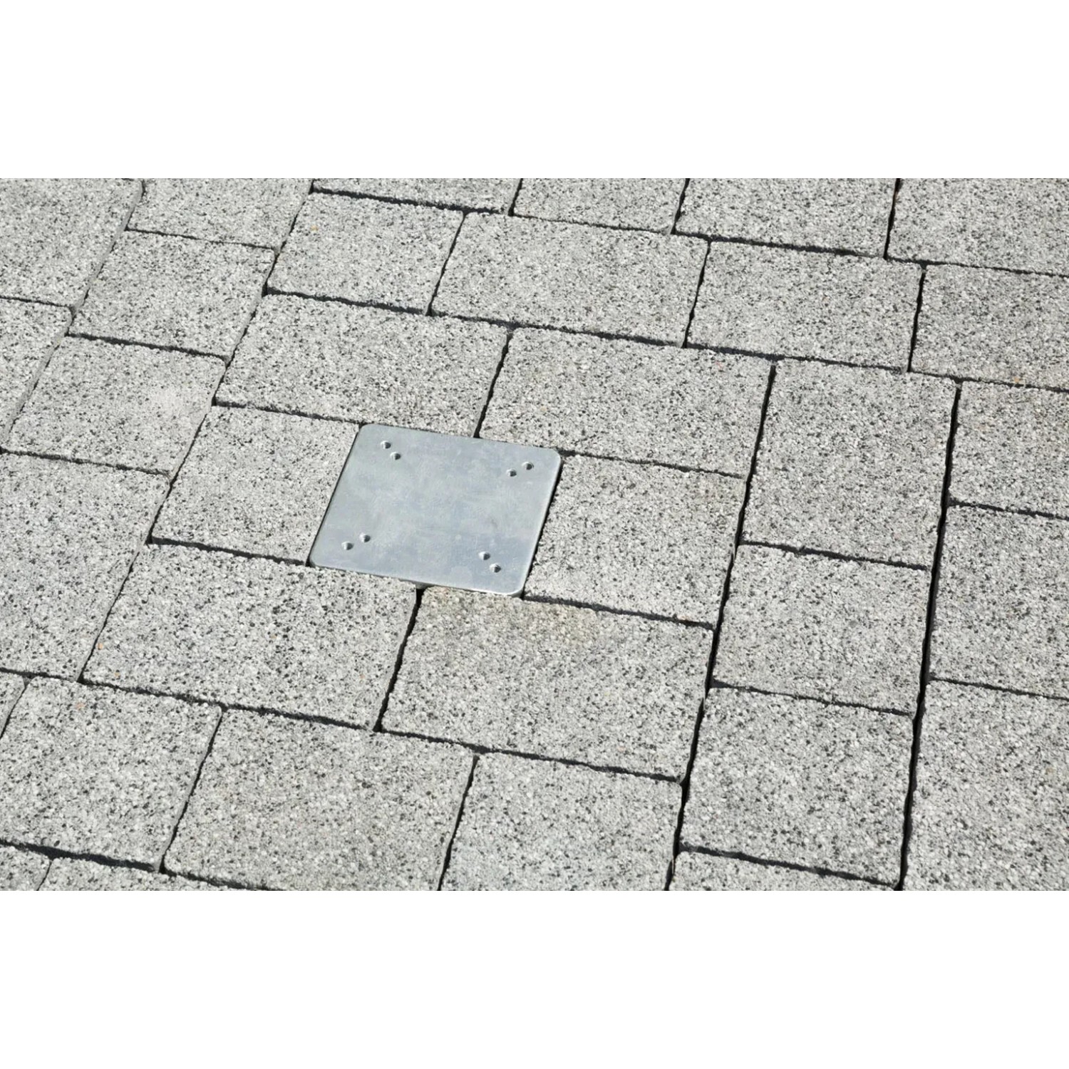 Schneider Universal-Bodenanker, verzinkter Stahl, eingelassen in Pflastersteine. Für sichere Schirmbefestigung.