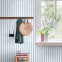 ESTAhome Vliestapete mit blauen und weißen Streifen an einer Wand, ideal für Kinderzimmer. Helle, freundliche Atmosphäre.