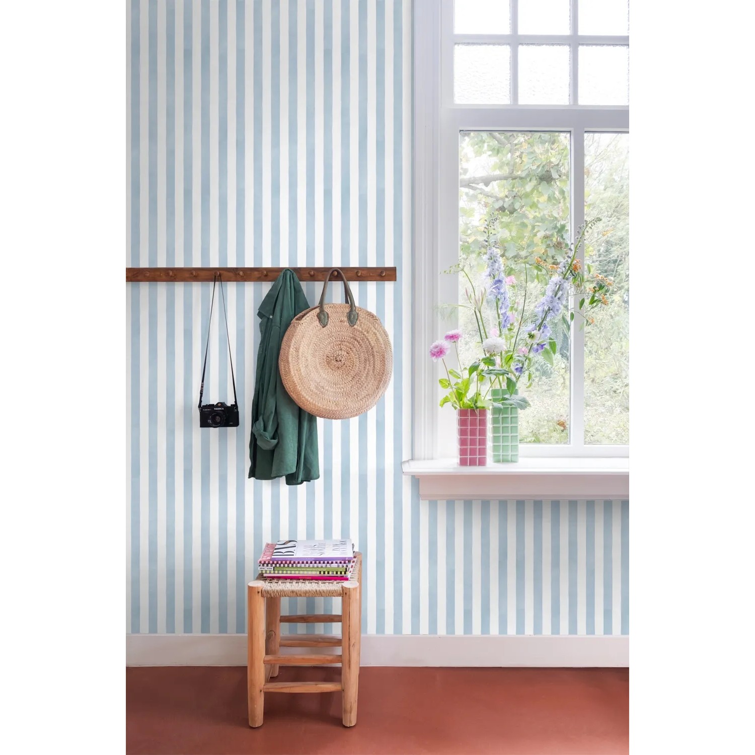 ESTAhome Vliestapete mit blauen und weißen Streifen an einer Wand, ideal für Kinderzimmer. Helle, freundliche Atmosphäre.