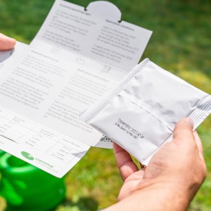 e-nema Nematoden: Packung und Anleitung zur Schädlingsbekämpfung gegen Wiesenschnaken und Maulwurfsgrillen.