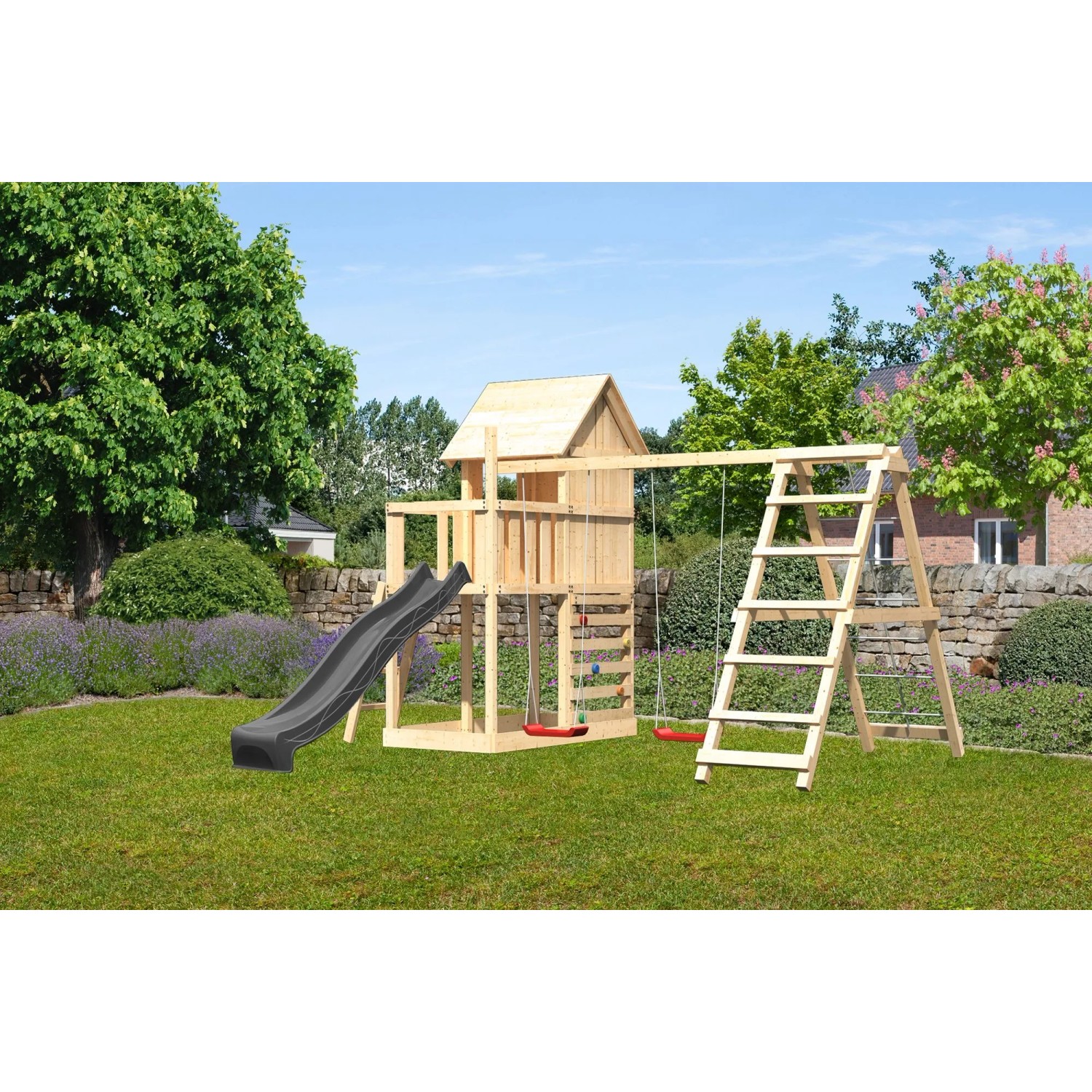Karibu Spielhaus Frieda mit Rutsche, Schaukel, Kletterwand und Leiter im Garten.