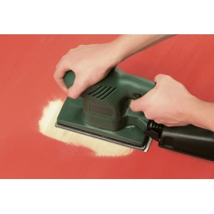 Schwingschleifer mit LUX Schleifstreifen K40 im Einsatz auf roter Oberfläche.