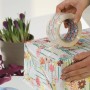 Tesa Pack Crystal Clear Klebeband zum Verpacken von Geschenk.