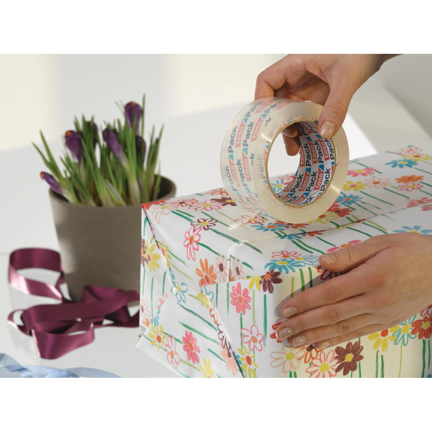 Tesa Pack Crystal Clear Klebeband zum Verpacken von Geschenk.