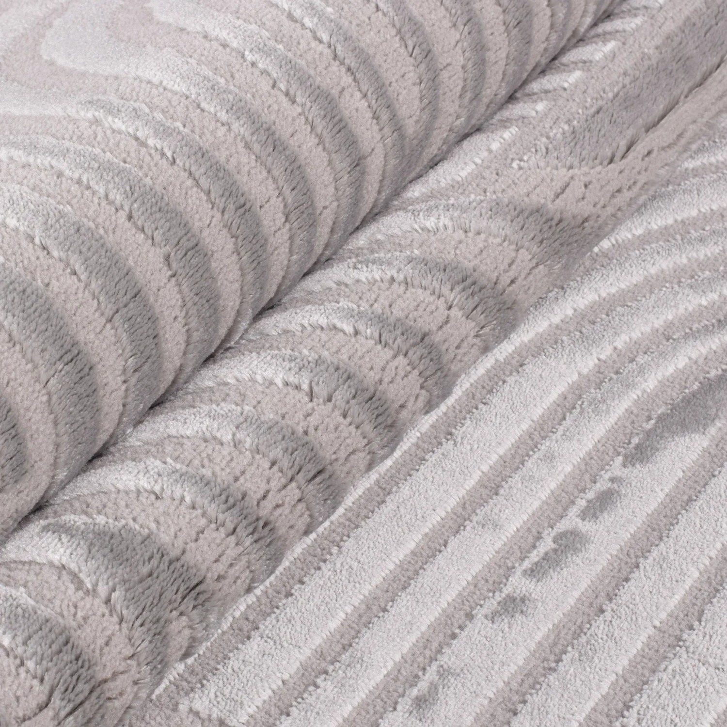 Nahaufnahme: Ayyildiz Kurzflorteppich Sahara in Silber mit Streifenmuster, 120x170 cm.