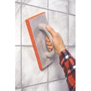 Hand glättet Fliesen mit LUX Schwammglätter Classic (280x140mm).