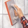 Hand glättet Fliesen mit LUX Schwammglätter Classic (280x140mm).