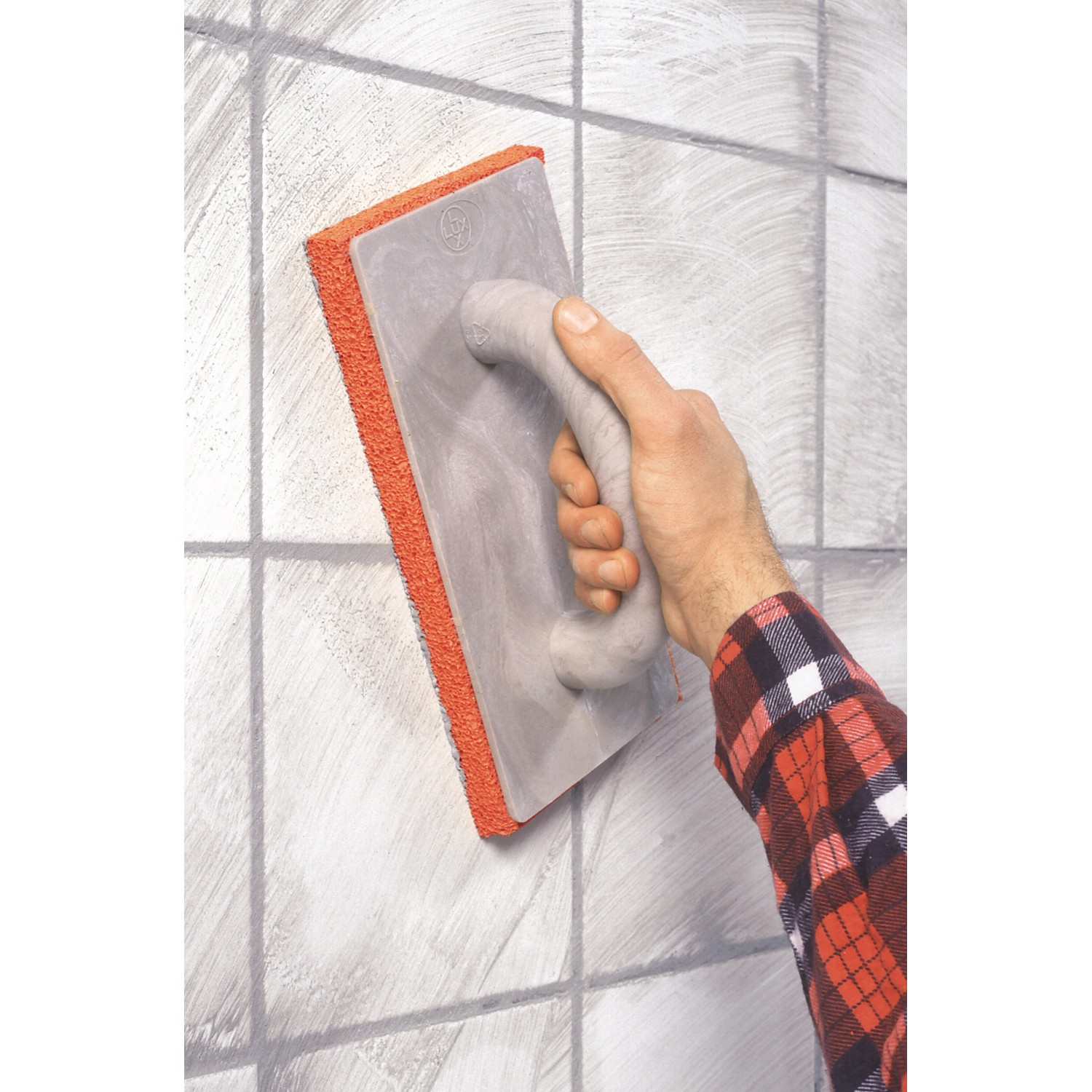 Hand glättet Fliesen mit LUX Schwammglätter Classic (280x140mm).