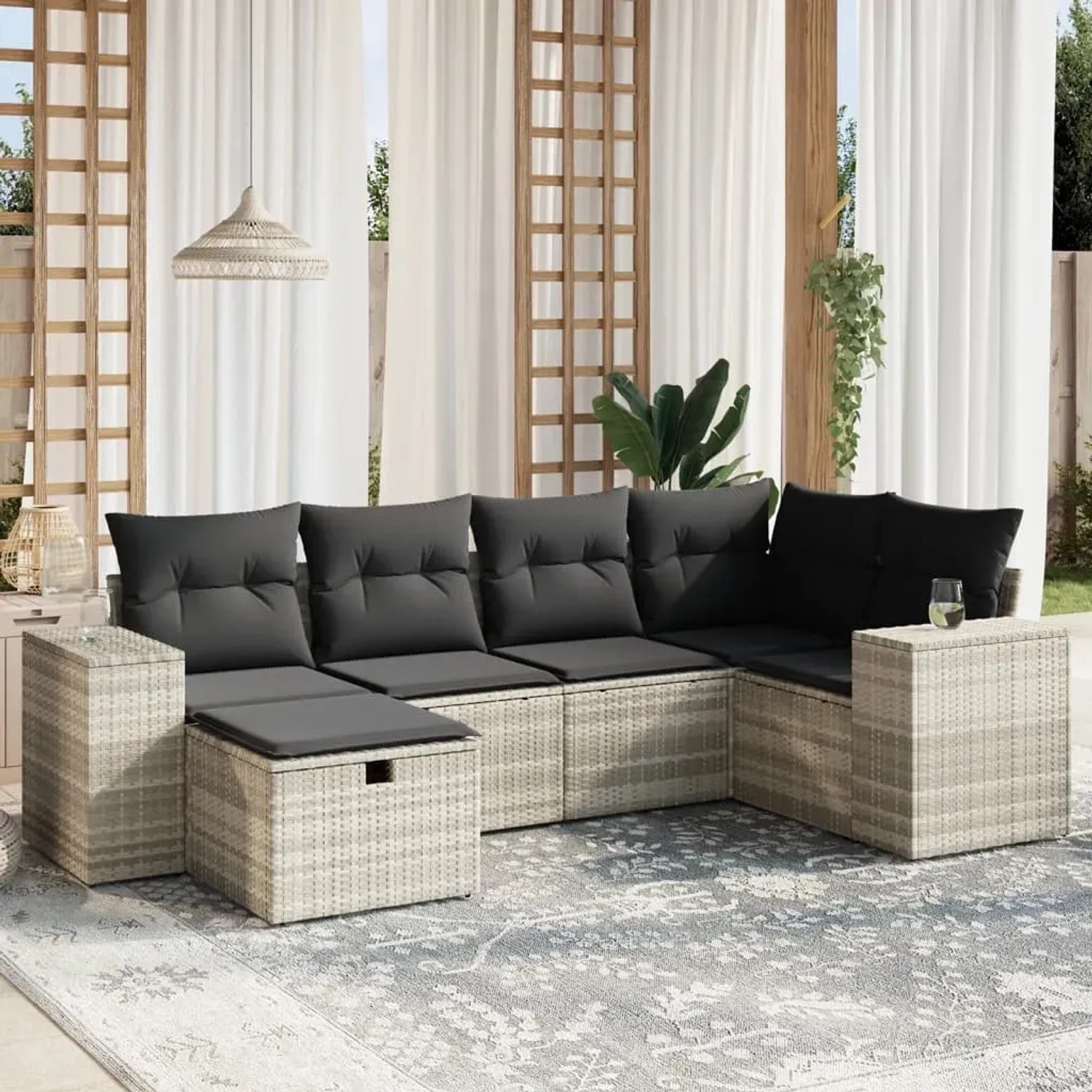 Hellgraue 6-tlg. vidaXL Garten-Sofagarnitur aus Rattan mit dunklen Kissen.