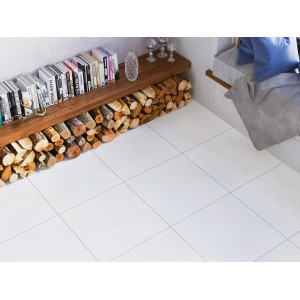 Helle, matte Bodenfliese Core Feinsteinzeug in Weiß, verlegt im Wohnraum mit Holzelementen.