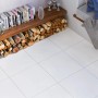 Helle, matte Bodenfliese Core Feinsteinzeug in Weiß, verlegt im Wohnraum mit Holzelementen.