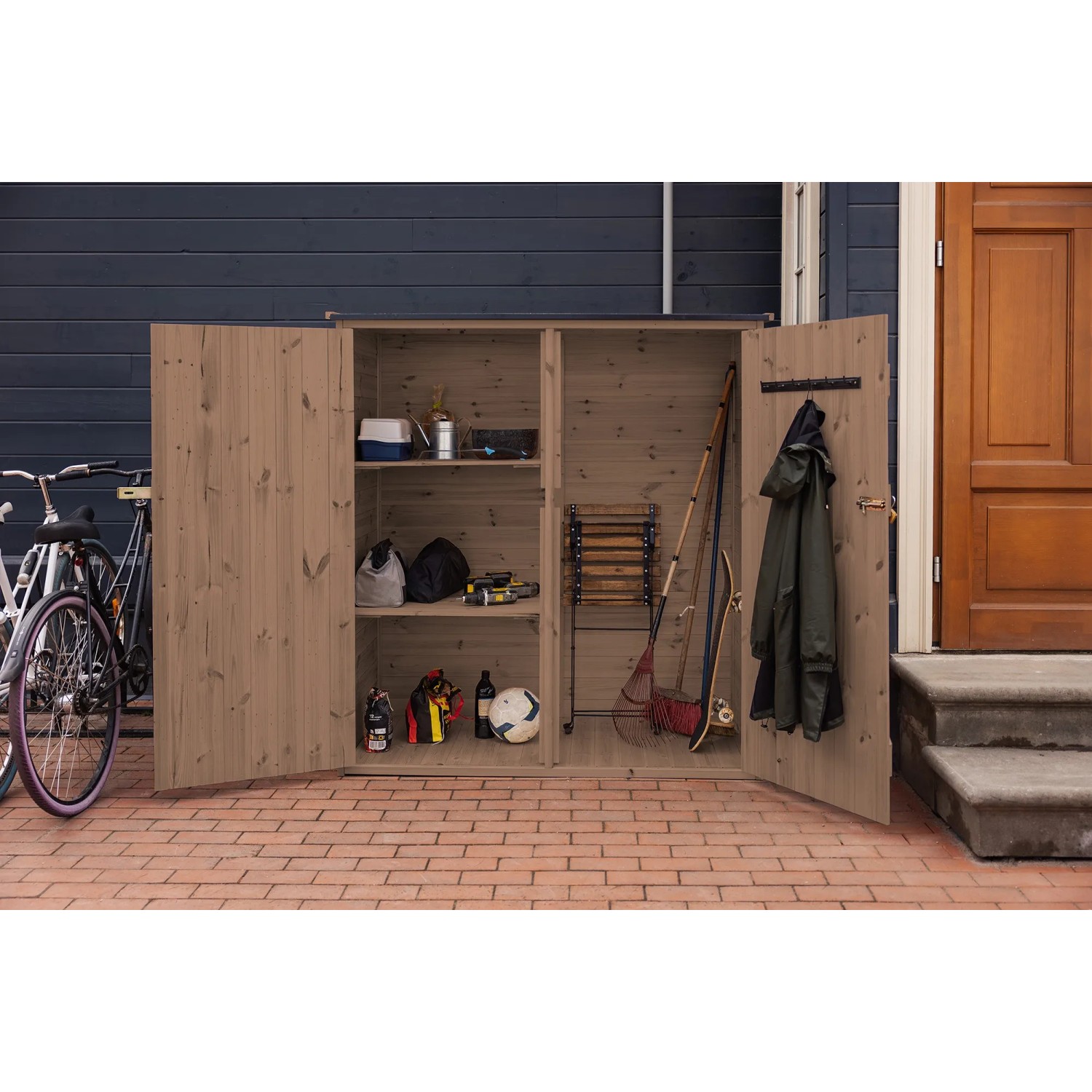 Upyard Garten-Werkzeugschuppen aus Holz (150x70cm) mit geöffneten Türen und Regalen, imprägniert und FSC®-zertifiziert.