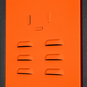 Detailaufnahme: Orangefarbene Tür des PROREGAL Garderobenschranks mit Lüftungsschlitzen.