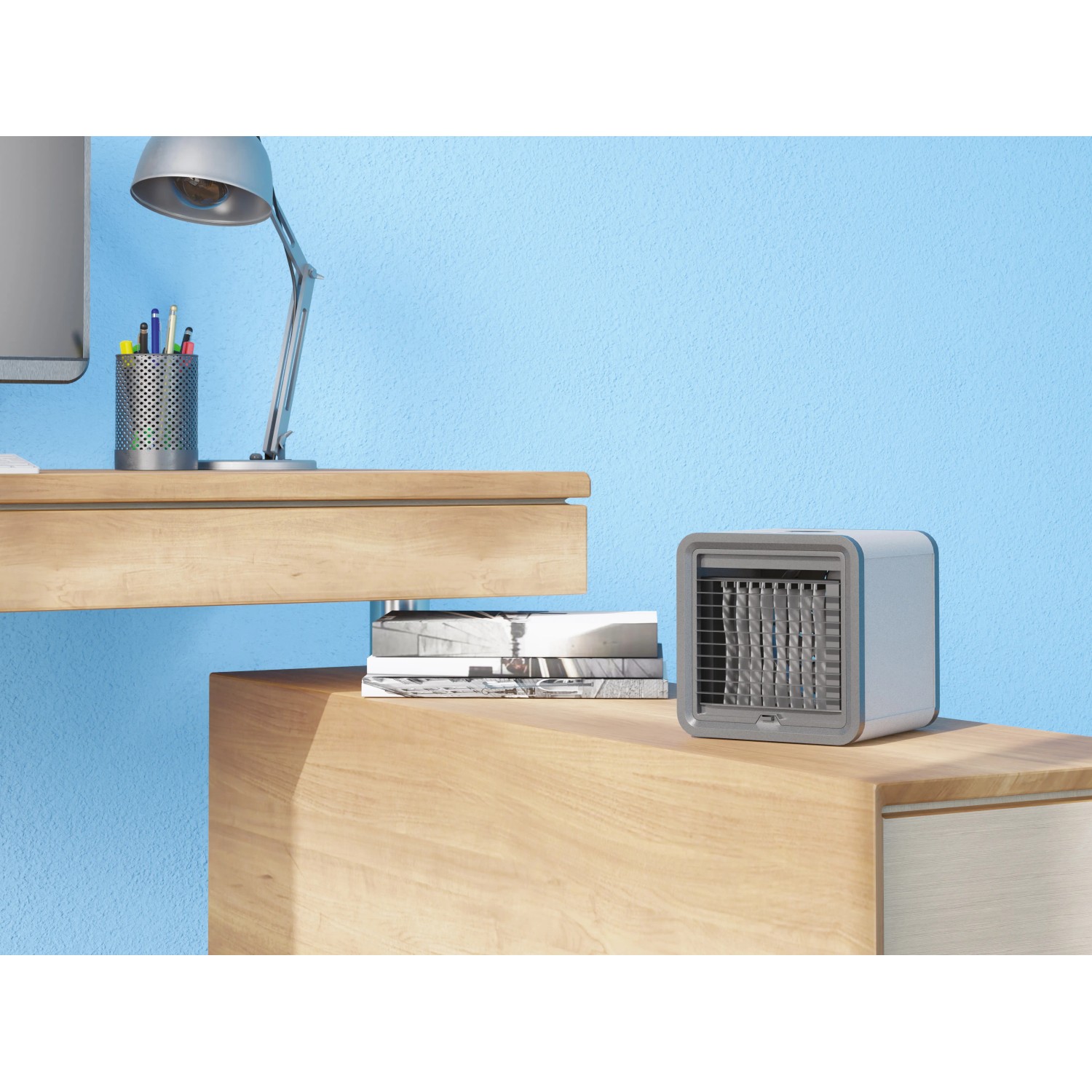 Kompakter, grauer Mini Luftkühler 5W auf einem Tisch. Ideal für den Arbeitsplatz.