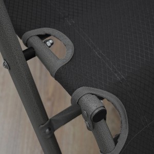 Detailansicht der schwarzen AMANKA Campingliege mit grauem Stahlrahmen und Textilbezug.